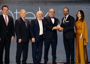 El premio lo recibió el CEO de iQtek, Roberto Rodríguez.