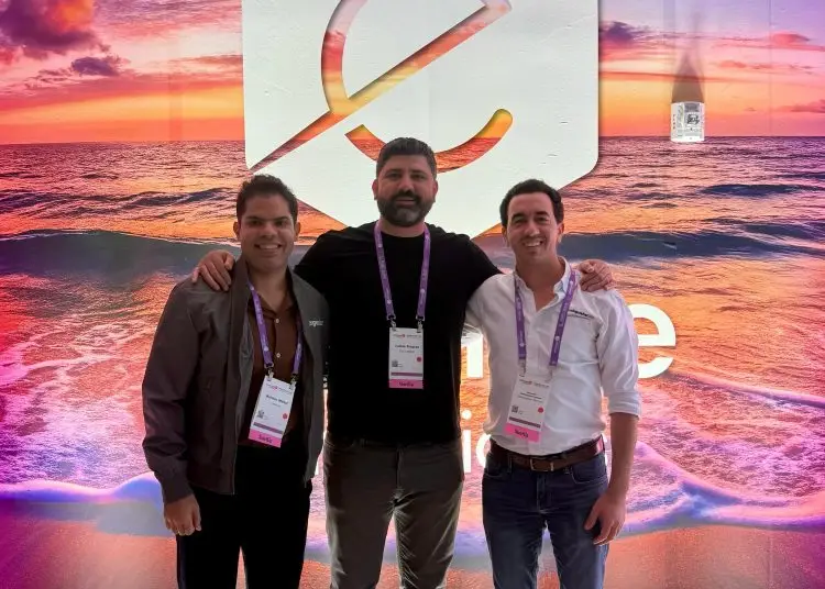 Fundado por Domínguez-Imbert, Jonathan Bournigal y Carlos Sanlley, ha sido galardonado en el programa de aceleración CREE Banreservas y obtuvo el tercer lugar en el concurso pitch de Harvard Business School Angels of South Florida 2025.