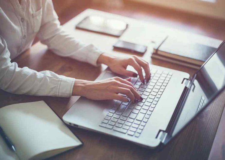 El Parlamento Europeo pidió a la Comisión una directiva que permita a quienes trabajen de forma telemática desconectarse fuera de su horario laboral y abstenerse de atender llamadas o correos electrónicos.