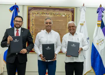 El ministro Joel Santos junto los directores de Bienes Nacionales, Rafael Burgos Gómez y de Administración y Carrera Judicial del Poder Judicial, Jhonatan Toribio, durante el acto en el que se cedieron terrenos para usufructo.