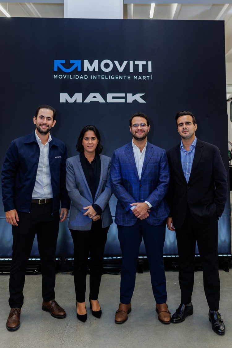 Carlos José Martí Ramos, Vanessa Martí, Josue Martí y José Carlos Martí. - Fuente externa.