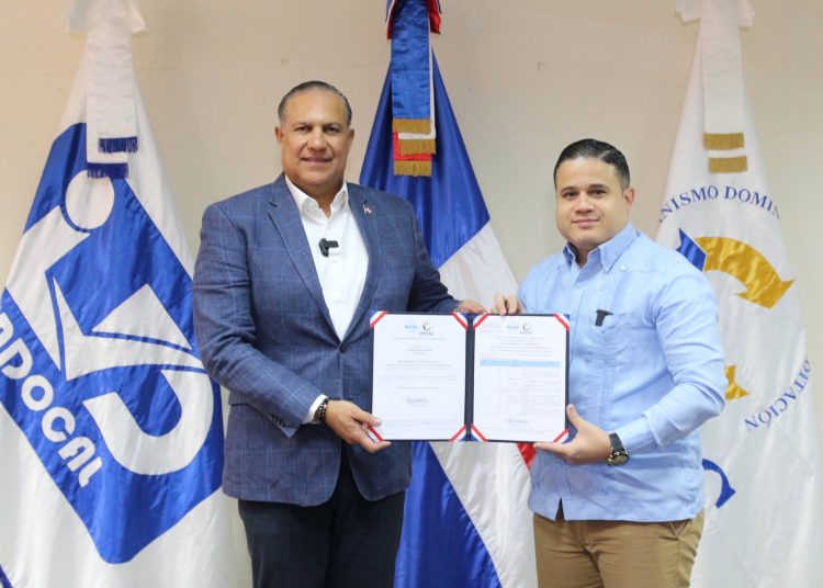Angel David Taveras Difo, director del ODAC y Nestor Julio Matos, director del INDOCAL.- Fuente externa.