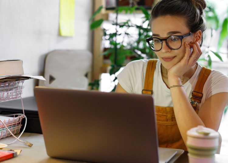 Mujer sentada en una computadora, tecnología