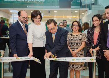 Cortan la cinta Ramon Estévez, Mirjan Abreu, Arsenio Pérez, Maritza Almonte y Jenny Pérez.