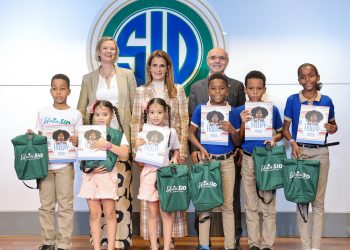 Ligia Bonetti, Inka Mattila, Maurico Ramirez y estudiantes. - Fuente externa.