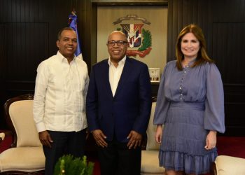 Luis Santana, Alfredo Pacheco y Circe Almánzar.