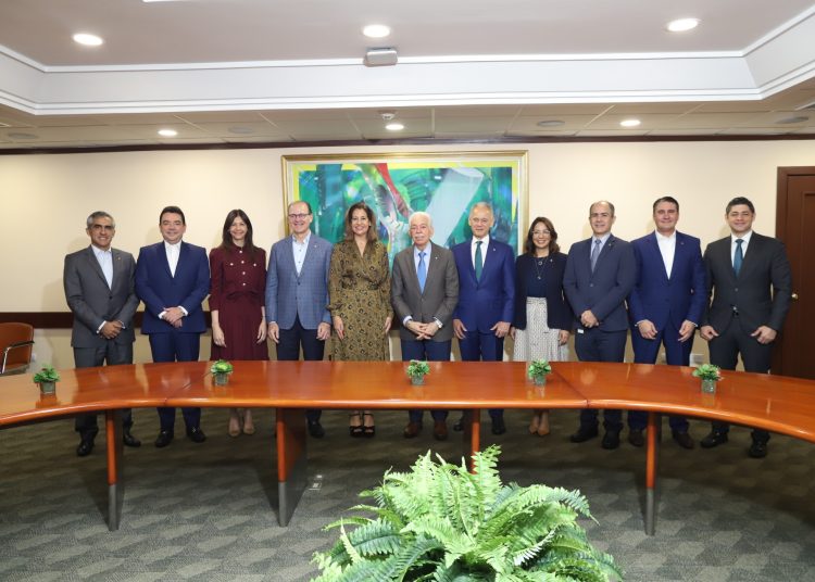 Eric Ramos, gerente de BHD Puesto de Bolsa; Gabriel Tineo, gerente de Fondos de Inversión BHD; Alvin Martínez, gerente de AFP Siembra; y Andrés Mejía, gerente de Mapfre Salud ARS y Mapfre BHD Seguros.- Fuente externa.