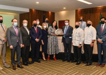 La Cámara de Comercio Domínico Italiana en RD entrega reconocimiento a embajador italiano, Andrea Canepari.