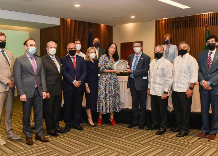 La Cámara de Comercio Domínico Italiana en RD entrega reconocimiento a embajador italiano, Andrea Canepari.