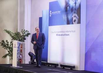 Macroeconomista Magin Diaz durante su disertacion en Santo Domingo.- Fuente externa.