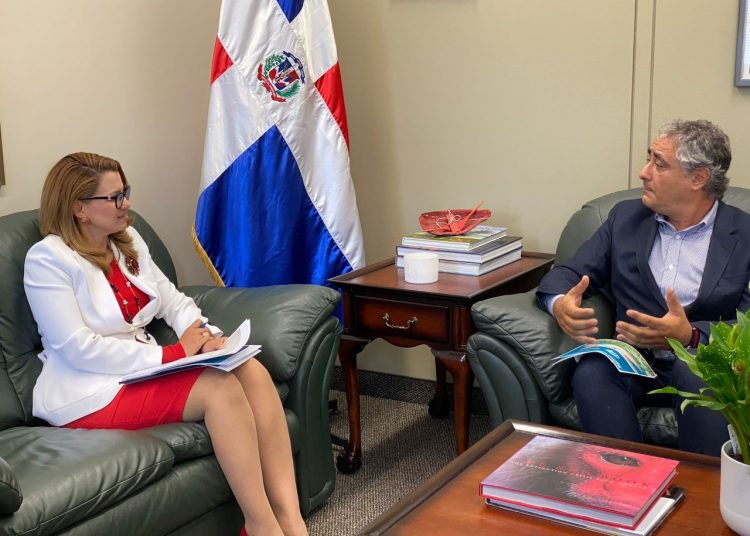 El CEO de la empresa, Robert Saad, fue recibido por la embajadora dominicana en Canadá, Michelle Cohén.