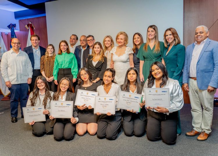 Participantes de los Premios a la Oratoria Alejandro Farach Cruz, junto al equipo organizador. - Fuente externa.
