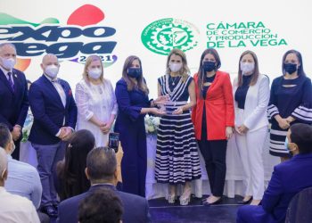Los organizadores de Expo Vega Real 2021 entregaron un reconocimiento a la empresaria Ligia Bonetti tras la apertura de la feria.