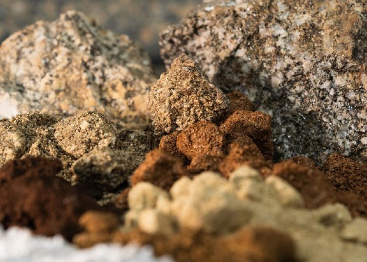 Entre las medidas que ahora quedan en suspenso destacan los controles a la exportación "de ciertos equipos y materias primas de tierras raras", de tecnología de tierras raras.