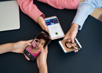 TikTok trabaja con estudios de cine, que ayudan a identificar los creadores de contenido más adecuados y promueven incentivos para fomentar la creación de contenido entorno a sus películas o series.