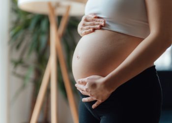 Las mujeres nacidas en 1973, que en 2022 con 49 años alcanzaron el final de la edad fértil estadísticamente definida, tuvieron a lo largo de su vida una media de 1.57 hijos. - Fuente externa.