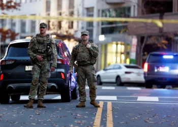 Las autoridades informaron este jueves que los agentes de la Guardia Nacional heridos ayer en un tiroteo en Washington D.C.