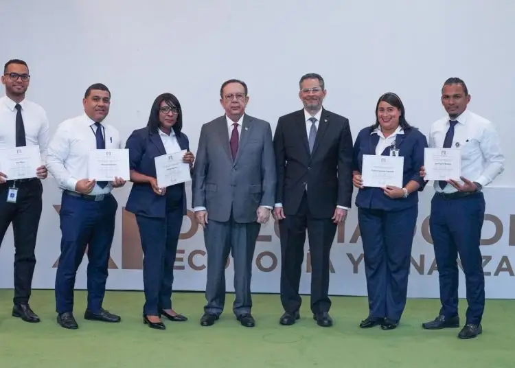 El gobernador también ponderó la importancia esencial de otras iniciativas planificadas a través de Aula Central, como el diplomado titulado “Formación económica para comunicadores”.