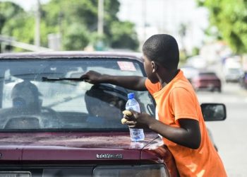 Los niños, niñas y adolescentes, pero en situación de abandono, también marcan la tendencia hacia la disminución de abandonados por sus padres, alcanzando en el año 2023 el menor número de casos, con una reducción de 12.8%.