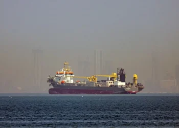 El Estrecho de Ormuz mantiene un tráfico mínimo pese a la tregua, con cientos de buques aún a la espera de poder cruzar.