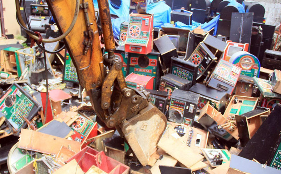 El Ministerio de Hacienda realiza operativos constantes para
incautar y destruir máquinas tragamonedas de uso ilegal.