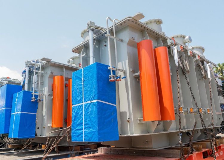 Los transformadores están siendo desembarcados desde el Puerto de Sans Soucí.