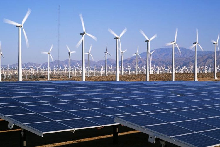 También habrá nuevas oportunidades de empleo generadas por el sector privado a través de la expansión de las energías renovables y la movilidad eléctrica.