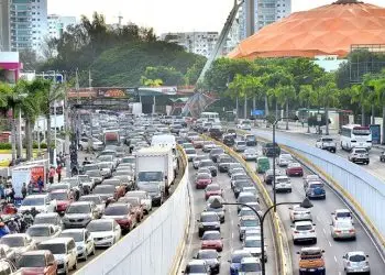 “Frente al crecimiento acelerado del parque vehicular, es necesario invertir en un sistema de transporte público eficiente que actualmente no existe en la cuidad”, indicó.