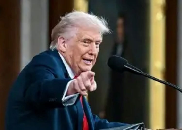 Donald Trump aseguró que “tendré que despedirlo (a Powell) si no se va a tiempo” y volvió a criticar al presidente de la Reserva Federal.