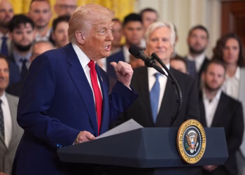 Antes de que amenazara el pasado viernes con imponer a partir de la semana próxima ese impuesto aduanero, Trump había fijado originalmente el 9 de julio como fecha para mantener la pausa del "arancel recíproco" que le impuso a la UE.