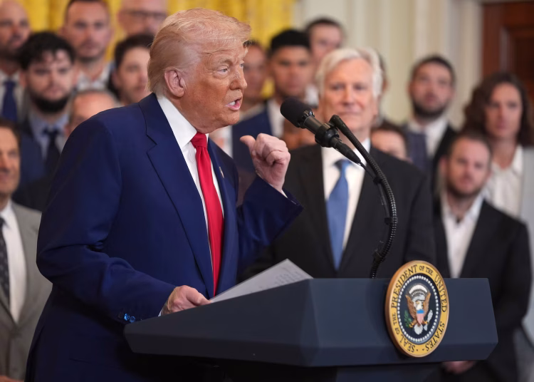Antes de que amenazara el pasado viernes con imponer a partir de la semana próxima ese impuesto aduanero, Trump había fijado originalmente el 9 de julio como fecha para mantener la pausa del "arancel recíproco" que le impuso a la UE.
