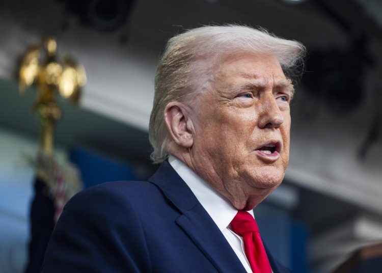 Donald Trump afirma que los precios del petróleo caerán tras la ofensiva contra Irán, mientras el barril supera los US$100.