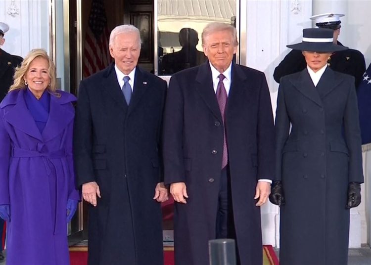 Trump llegó acompañado de su esposa, Melania, y fue recibido en el pórtico norte de la Casa Blanca por Biden y la primera dama, Jill Biden.
