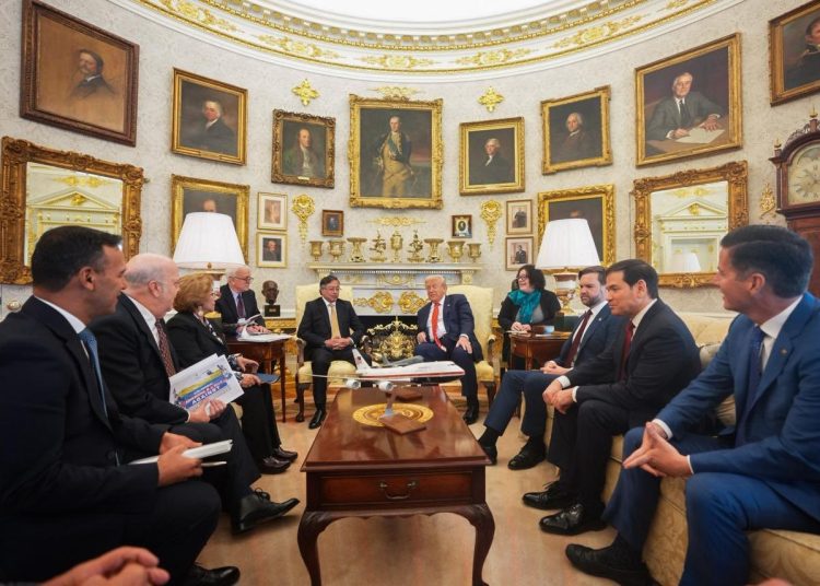 Fotografías oficiales distribuidas por la Presidencia colombiana, muestran a Trump y Petro estrechándose la mano.