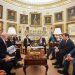 Fotografías oficiales distribuidas por la Presidencia colombiana, muestran a Trump y Petro estrechándose la mano.