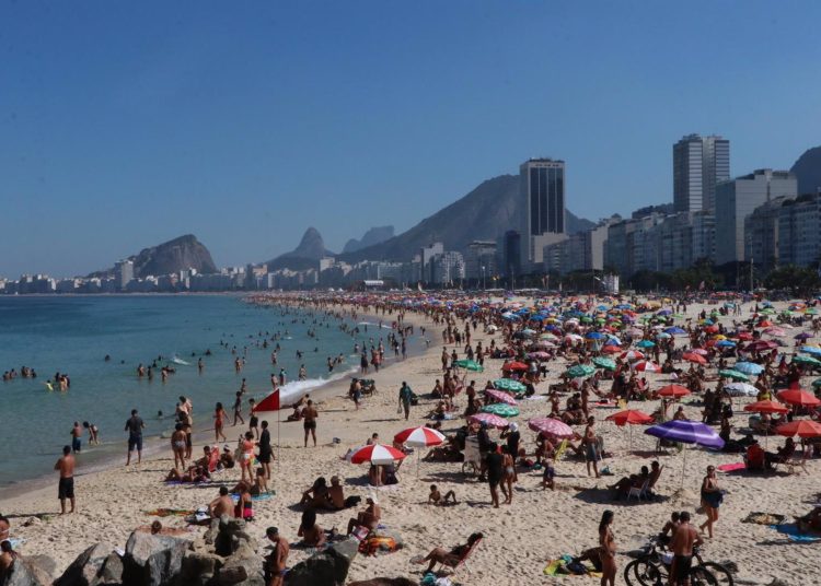 El aumento del flujo de turistas internacionales es un importante incremento financiero para la economía brasileña, especialmente en sectores como la hotelería, la gastronomía y el transporte, que dependen directamente del turismo.