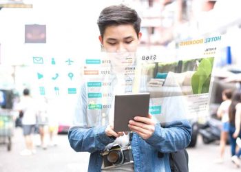 La experiencia que deben vivir los turistas con la tecnología va desde realizar un check-in y check-out sin contacto hasta la forma para
ordenar la comida. | Canva