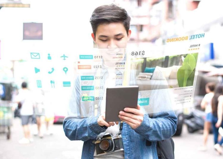 La experiencia que deben vivir los turistas con la tecnología va desde realizar un check-in y check-out sin contacto hasta la forma para
ordenar la comida. | Canva