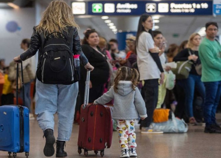 El 50.7% de los turistas no residentes llegó a Argentina por vía aérea, el 36.9% utilizó la vía terrestre y el 12.4% restante llegó por vía fluvial o marítima.