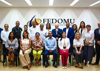 Realizan reuniones bilaterales, talleres sectoriales, mesas temáticas, sesiones de formación y encuentros de alto nivel con autoridades, empresarios y organizaciones vinculadas al turismo en el país.