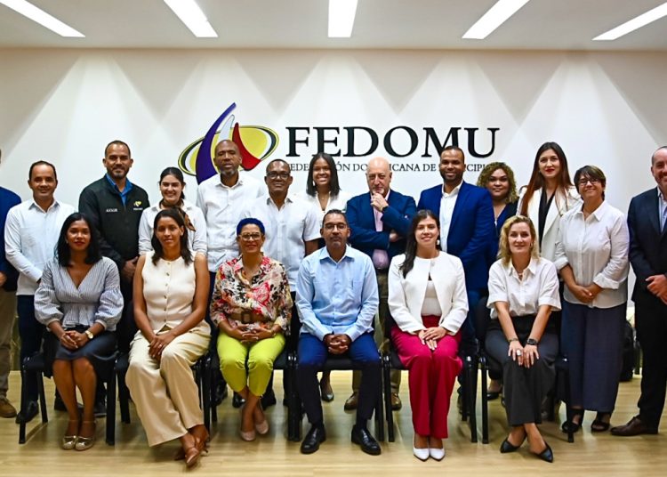 Realizan reuniones bilaterales, talleres sectoriales, mesas temáticas, sesiones de formación y encuentros de alto nivel con autoridades, empresarios y organizaciones vinculadas al turismo en el país.