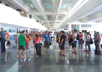 La entrada y salida de pasajeros por los distintos aeropuertos y puertos generan ingresos por las tasas.