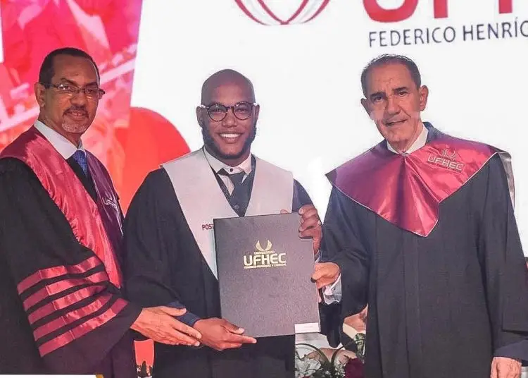 De los 1,316 graduados, 867 fueron mujeres (65.88%) y 449 hombres (34.11%).