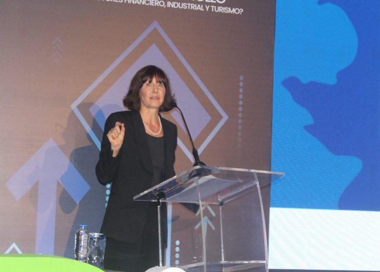 La representante del BID valoró la colaboración del sector público-privado, la cual, a su juicio, ha permitido avanzar al país. - Ronny Cruz.