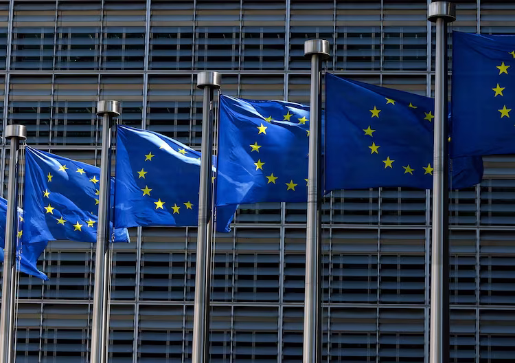 La Comisión Europea pospuso hasta mediados de abril la aplicación de las primeras contramedidas en respuesta a los aranceles estadounidenses a las importaciones europeas de aluminio y acero.