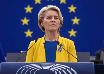 La presidenta de la Comisión Europea, Ursula von der Leyen, dejó claro que la UE "lamenta profundamente" las medidas de EE.UU. porque los aranceles "son unos impuestos" y que este tipo de medidas sólo pueden dañar la economía.