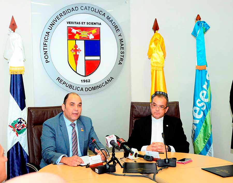 El administrador general de Banreservas, Enrique Ramírez Paniagua, y el rector de la Pontificia Universidad Católica Madre y Maestra, Ramón A. de la Cruz Baldera, firmaron el acuerdo que formaliza el Programa de Educación Temprana sobre el Agua.