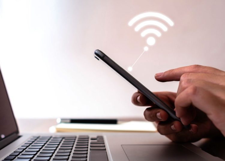 El informe también señala que la brecha digital entre zonas urbanas y rurales se ha reducido, con un aumento en la tasa de penetración de Internet en las áreas rurales de hasta el 66.5%.