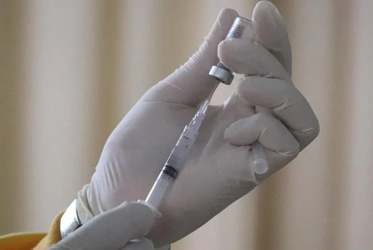 Seis de once primates inoculados contra el virus de 1918 sobre vivieron al H5N1.