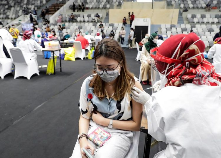 Estados Unidos es el país que más dosis ha administrado (32 millones), seguido de China (24 millones), la Unión Europea (13.5 millones) y Reino Unido (10 millones). | Mast Irham, EFE.